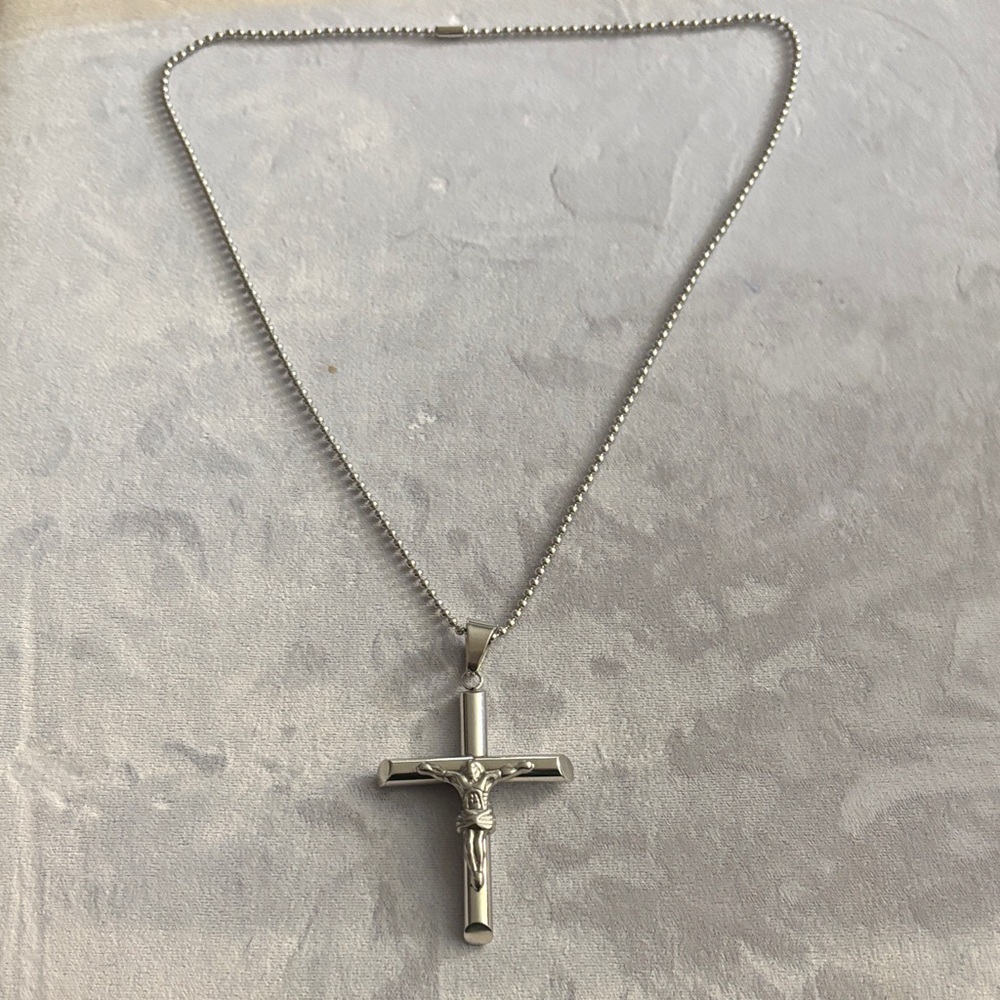 Men's Silver Crucifix Pendant Necklace